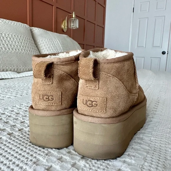 PLATFORM UGGS SIZE 8 - Picture 3 of 3